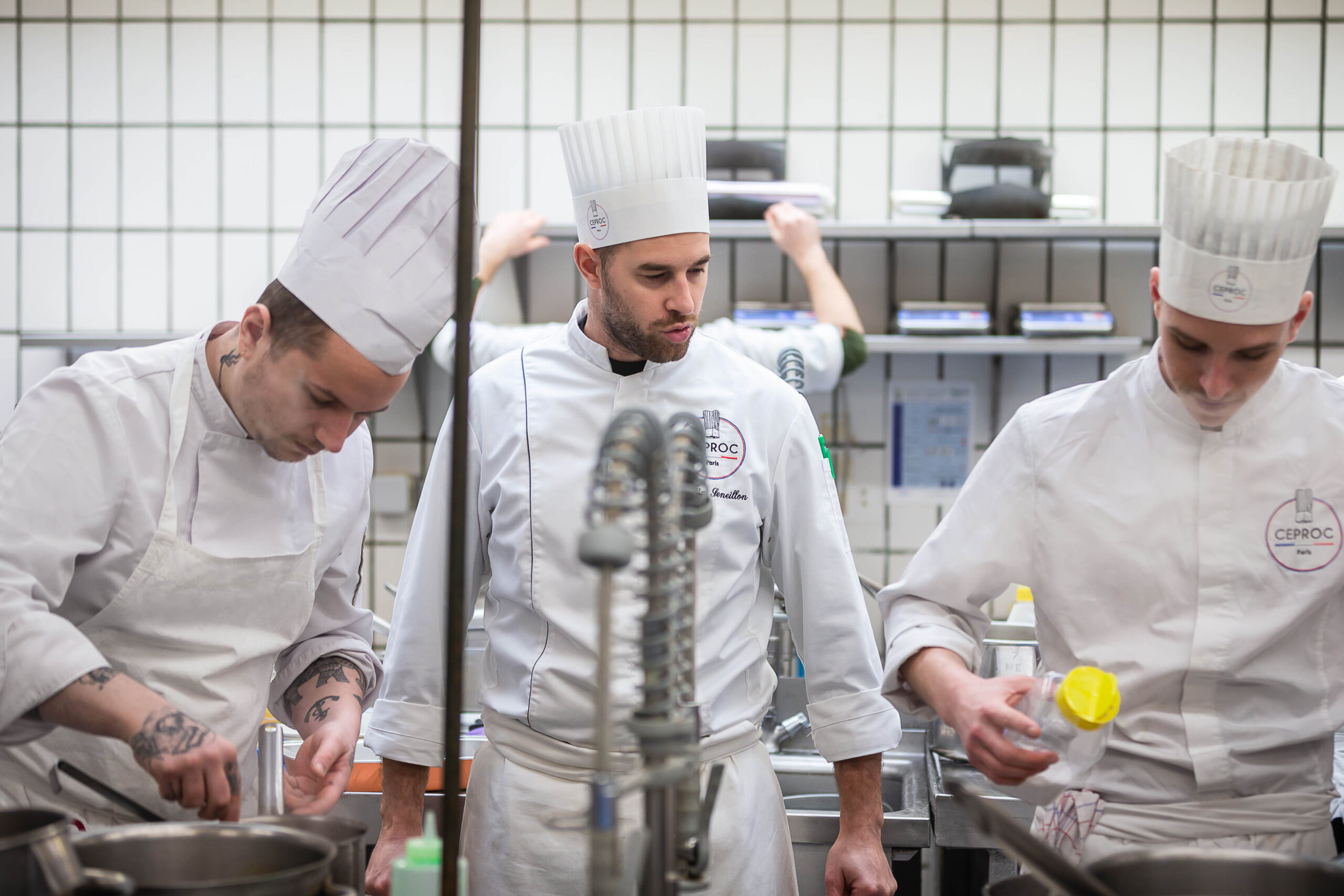 Apprentis charcutiers du CEPROC avec leur formateur