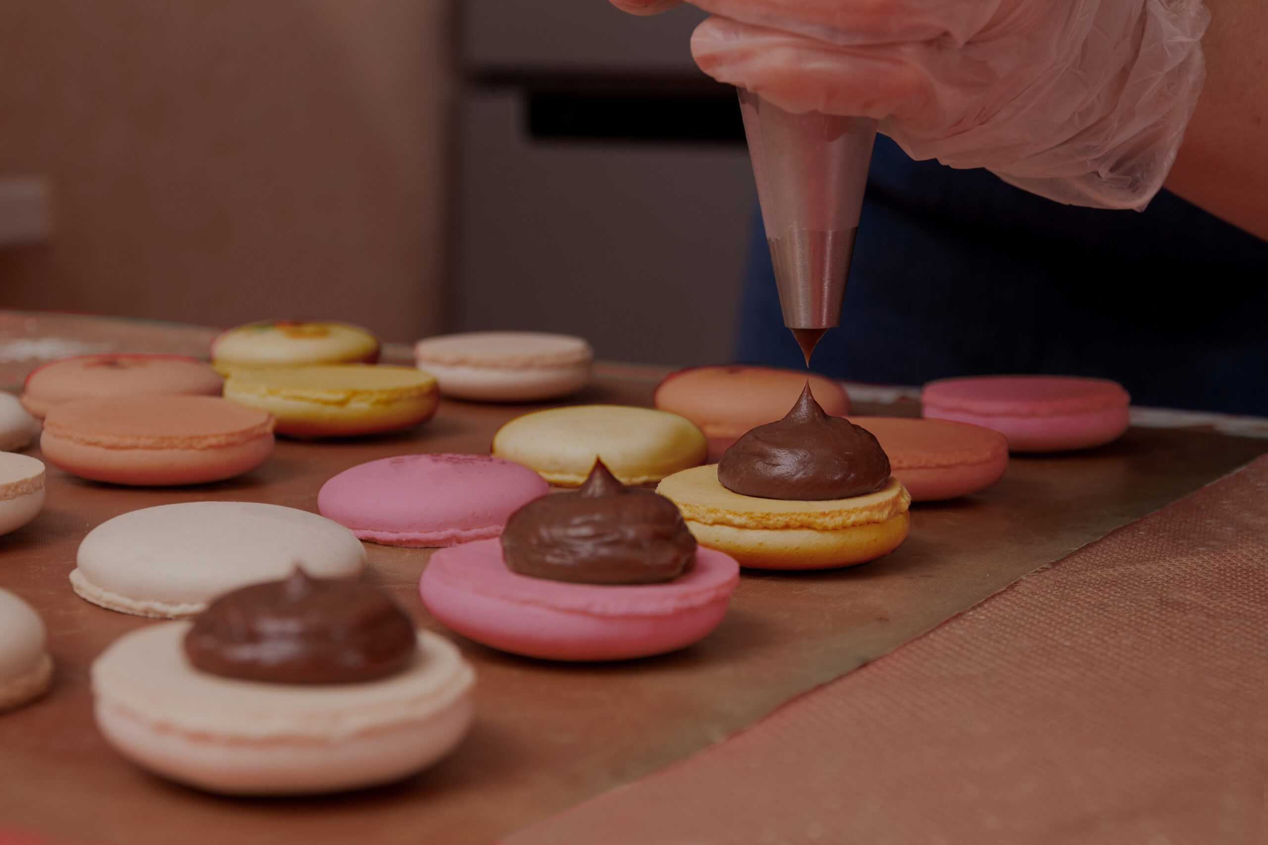 Garnissage des macarons par les apprentis pâtissiers du CEPROC