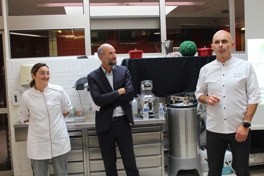 LE CHEF ANGELO MUSA TRANSMET SA PASSION DE LA PATISSERIE AUX APPRENTIS DU CEPROC