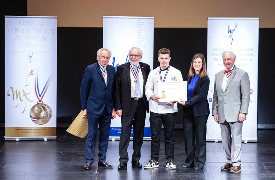 TROIS APPRENTIS DU CEPROC REÇOIVENT LA MEDAILLE D’OR AUX LAUREATS DU CONCOURS UN DES MAF