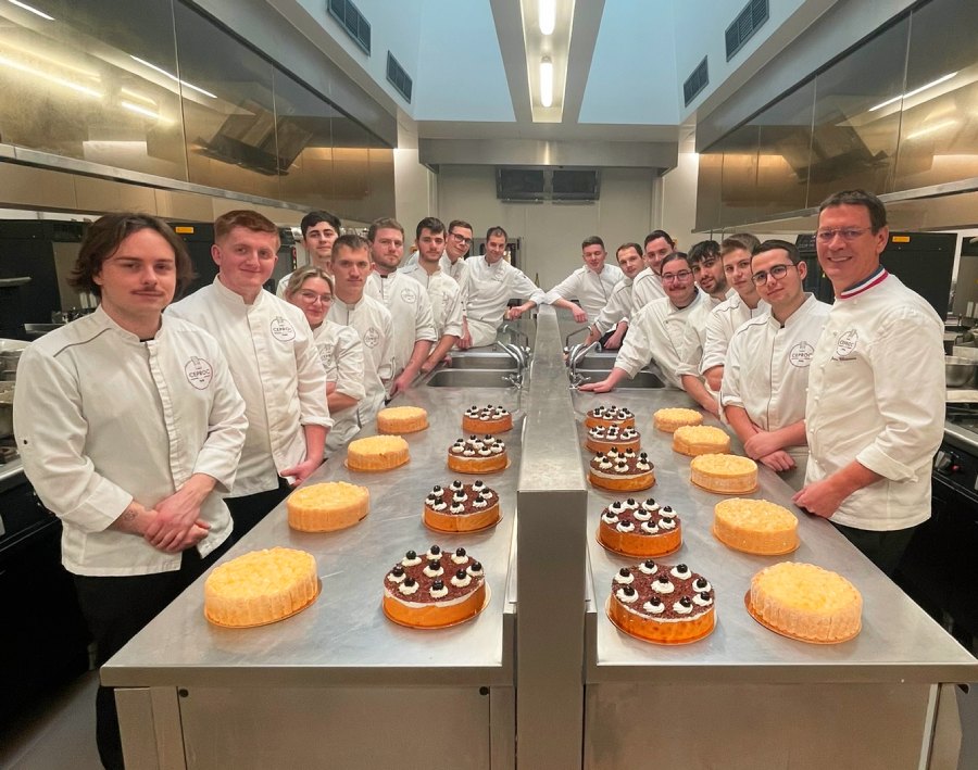 LA PROMO 2ème ANNEE BP CHARCUTIER-TRAITEUR ELARGIT SES HORIZONS AVEC LE MOF PATISSIER JEROME CHAUCESSE