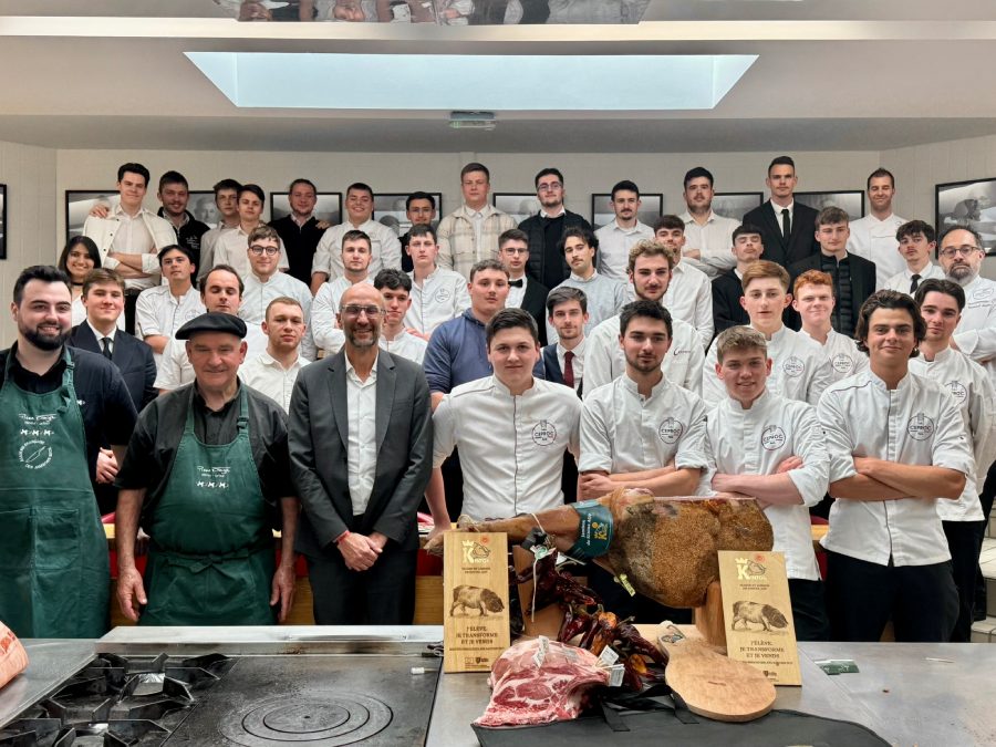 EN MASTERCLASS AU CEPROC, LE CHARCUTIER PIERRE OTEIZA MET A L’HONNEUR LE KINTOA