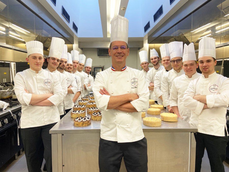 La promo 2ème année BP charcutier-traiteur en masterclass pâtisserie avec le MOF Jérôme Chaucesse