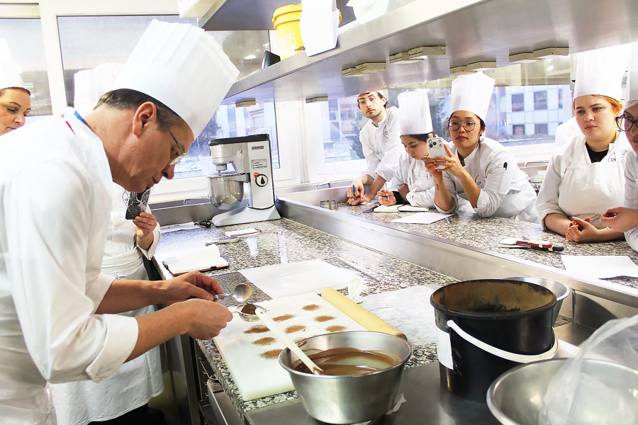 LA PROMOTION 2 CAP PATISSIER EN RECONVERSION PROFESSIONNELLE EXPLORE L’ART DU CHOCOLAT D’ENTREMETS AVEC LE MOF PATISSIER JEROME CHAUCESSE